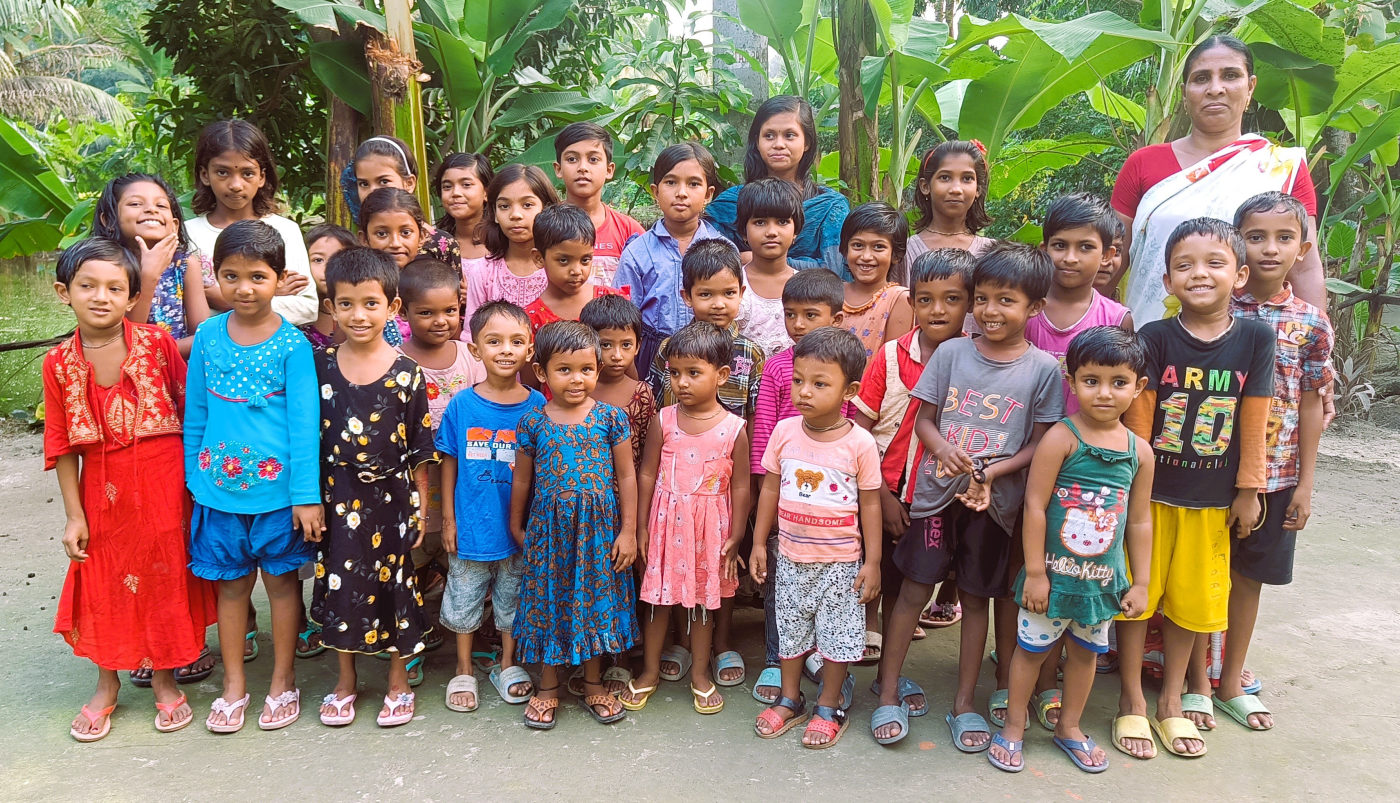 Children of Gonali standing together in front of their school